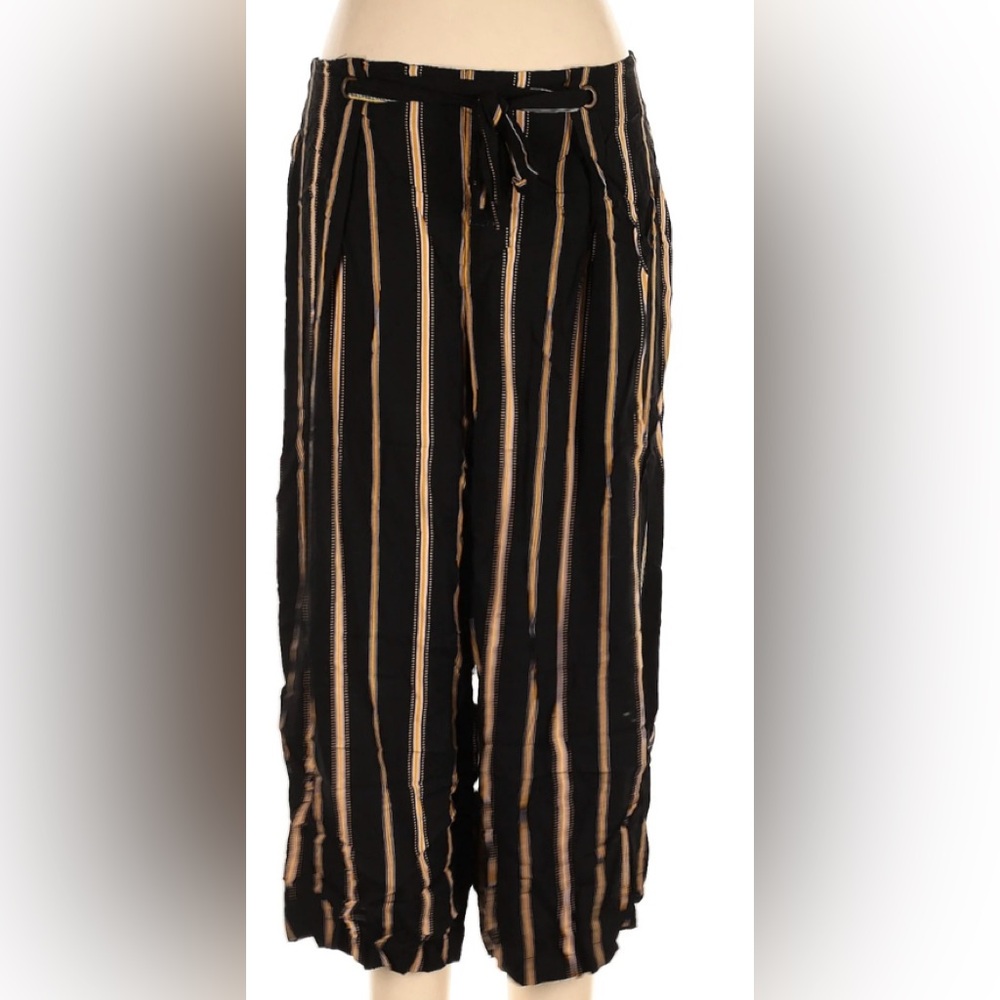 Black and Gold Xhilaration crop pants